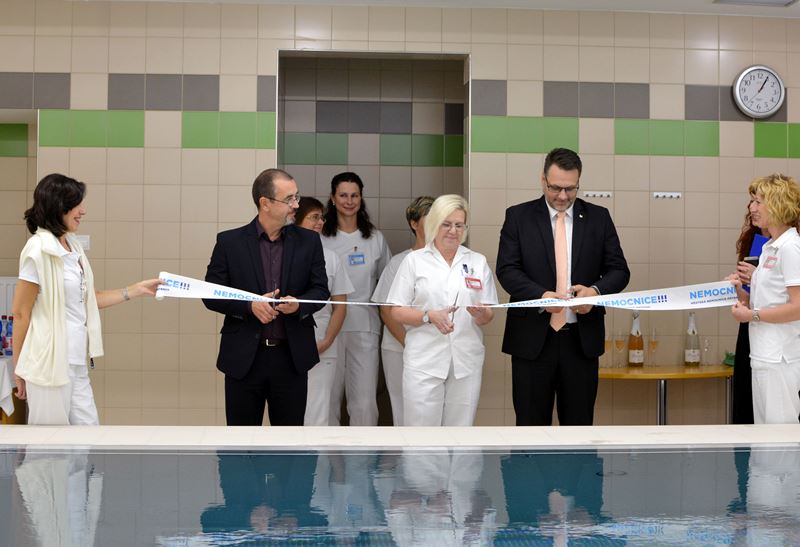 Zprava Michal Mariánek, Jana Vlčková a Petr Uhlig při slavnostním otevření rekonstruovaného bazénu. Foto: MNO